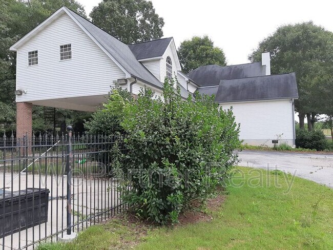 Building Photo - 1800 Mt Carmel Rd