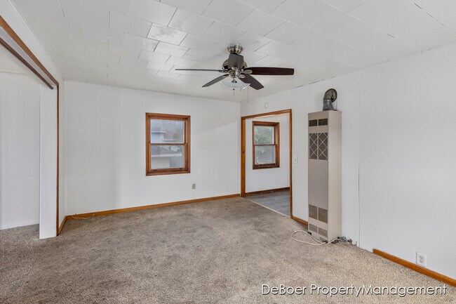 Building Photo - 1621 Lakeshore Dr