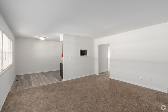 2 habitaciones, 1 baño, 850 pies cuadrados, sala de estar - Madison Manor Apartments