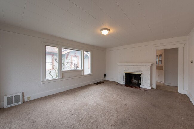 Foto del edificio - Beautiful 4 Bedroom Home Located on North Beacon Hill!