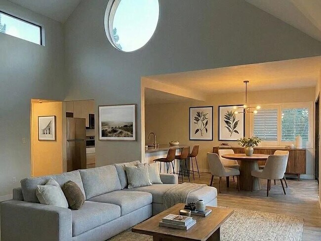 Foto del edificio - 345 N Melrose Dr