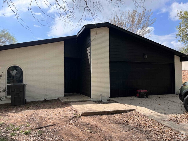 Building Photo - 2604 Creekview Dr