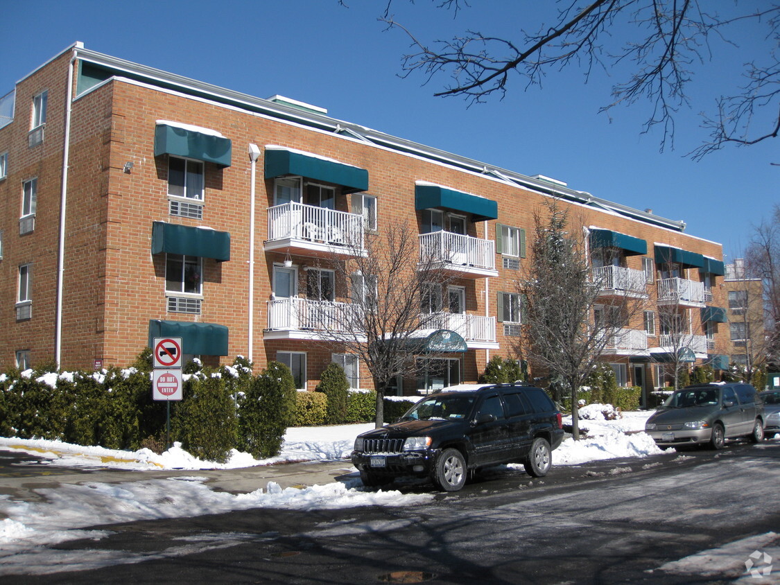 Building Photo - 394-396 Bard Ave