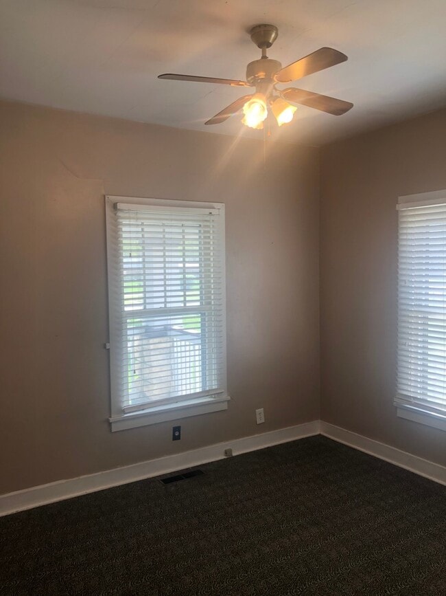 Building Photo - Lots of Space & Central Location