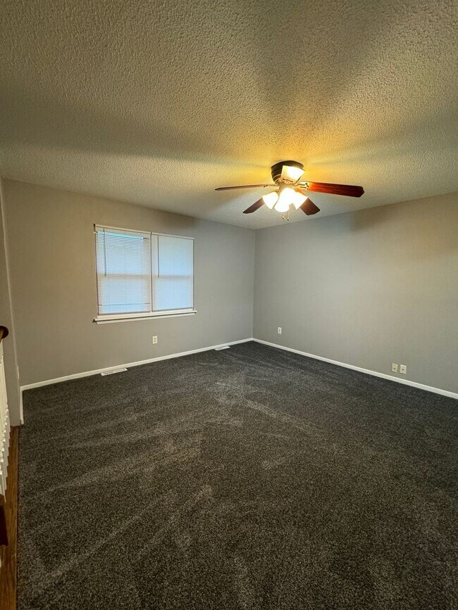 Building Photo - Coming Soon! Spacious Split-Level Duplex in Lee’s Summit