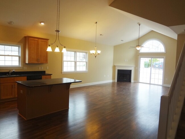 Building Photo - Luxurious and Spacious Home