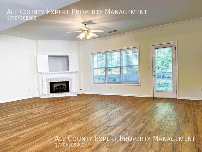 Building Photo - 2075 Pine Tree Dr