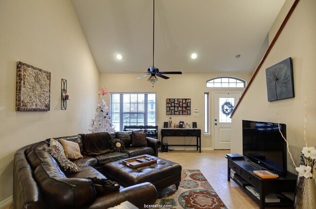 Building Photo - 721 Dominik Dr