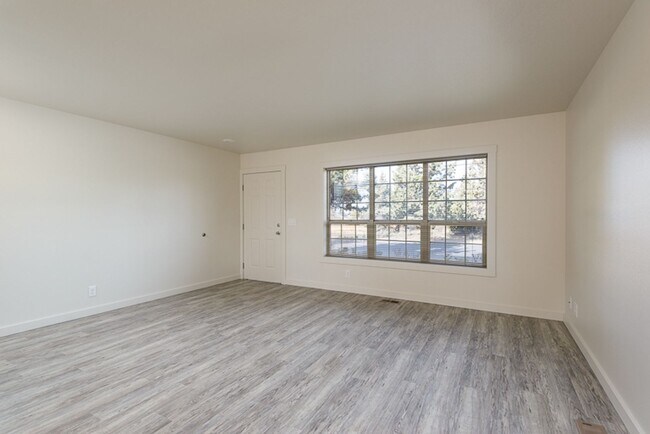 Building Photo - Conveniently Located 2 Bed/2.5 Bath Townhome with Garage - Near St. Charles
