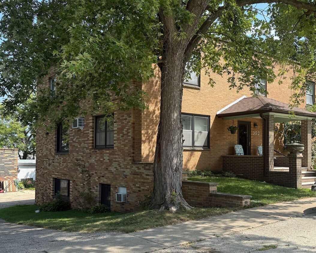 Primary Photo - 352 Washington Ave