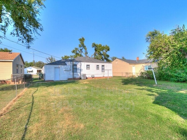 Building Photo - 204 E Douglas Dr