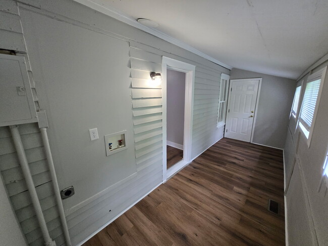 Building Photo - 303 Elm St