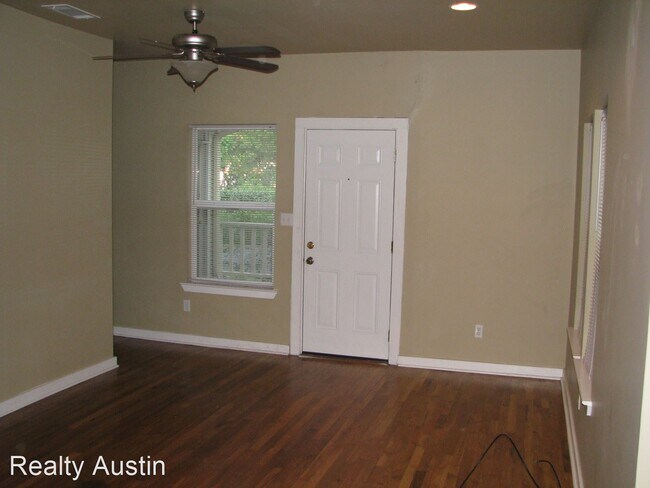 Foto del edificio - 6 br, 3 bath House - 4802 Clarkson Avenue