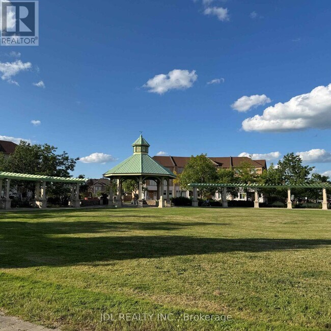 Building Photo - 10 Greensborough Village Cir