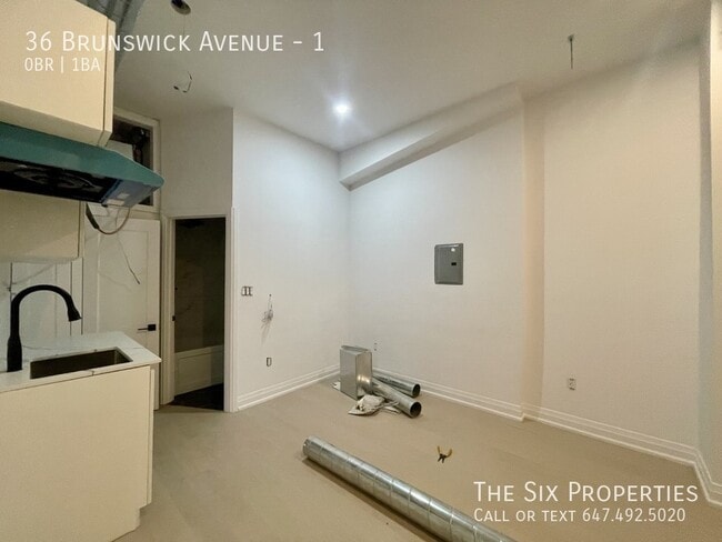 Building Photo - Brand New Bachelor Apartment in the Heart of Downtown