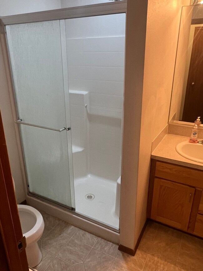 Baño de 3/4 en la planta principal - 6223 54th Avenue Ct W