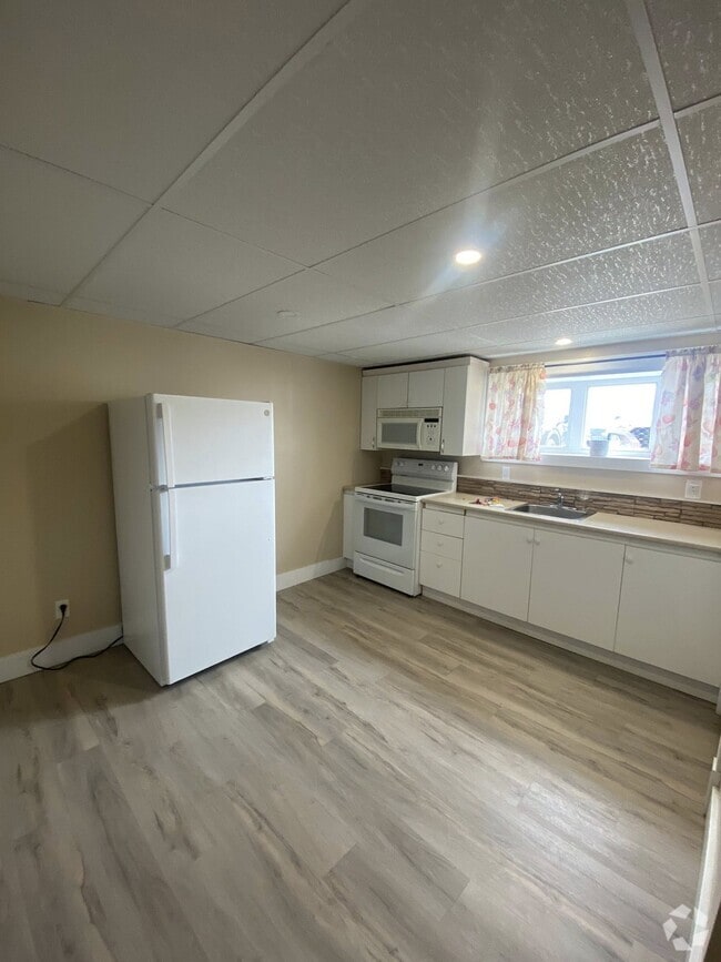 Building Photo - 894 Rue Principale