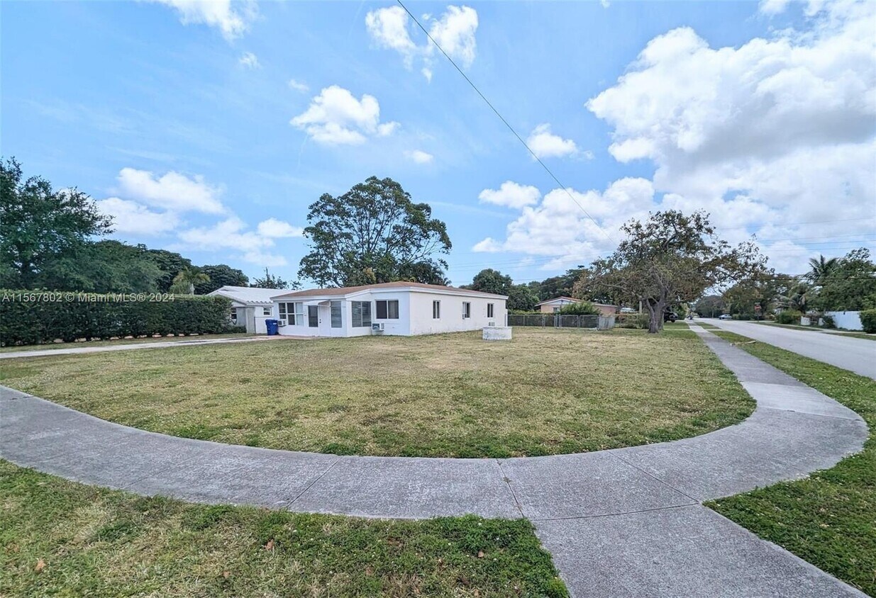 Foto principal - 1300 NE 180th St