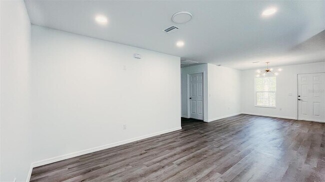 Building Photo - 579 W Bancroft Dr