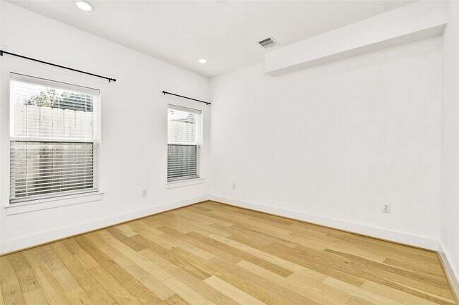 Building Photo - 208 N York St