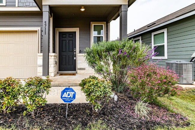 Foto del edificio - 5711 Topaz Wy