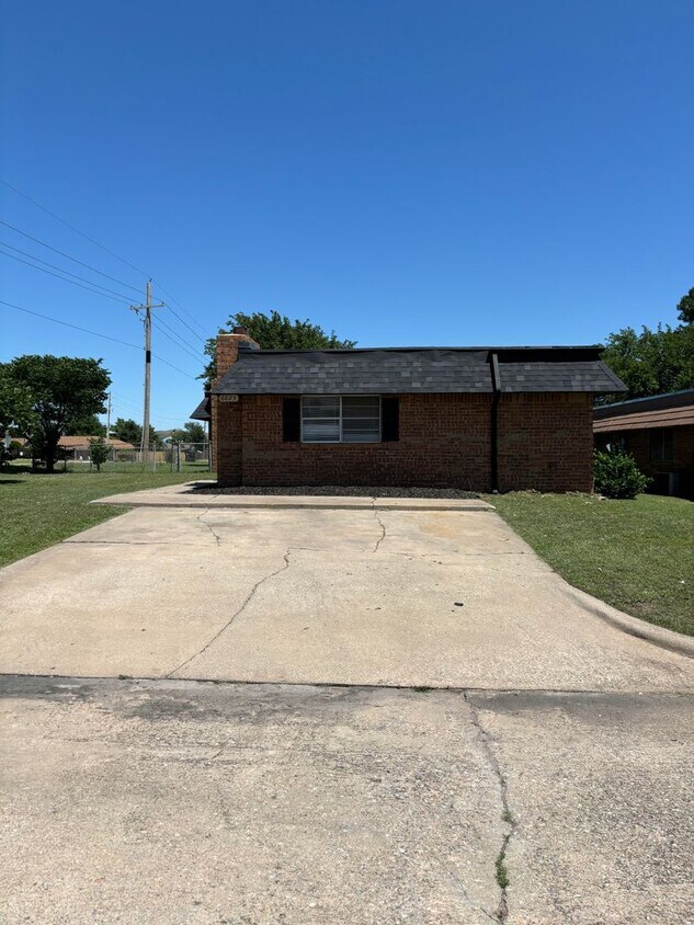 Foto principal - 6619 NW Denver Ave