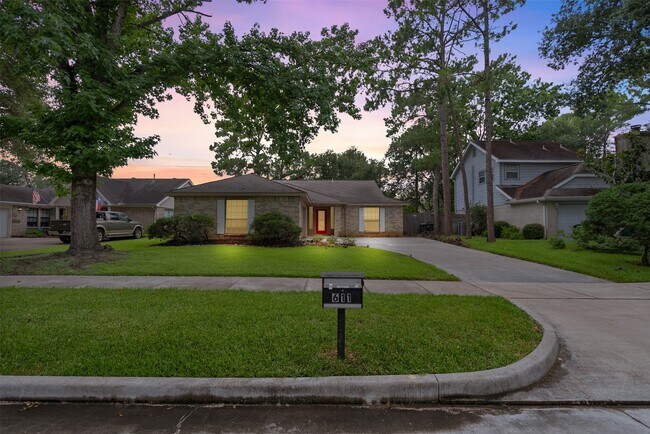 Foto del edificio - 611 Muirwood Ln