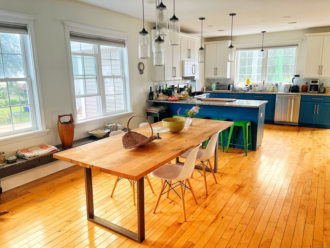 Photo - 9 Bradley St (Stonington, CT)