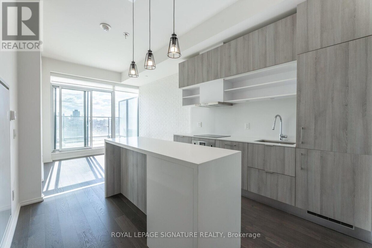 Photo principale - 8-1228 Hillsdale Ave E