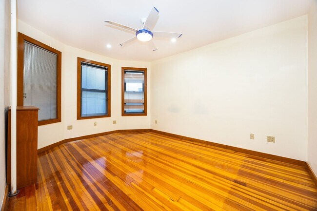 Foto del edificio - Large 3BR Near Coolidge Corner | 1,300 SF | W/D in Unit | Central A/C | 9/1