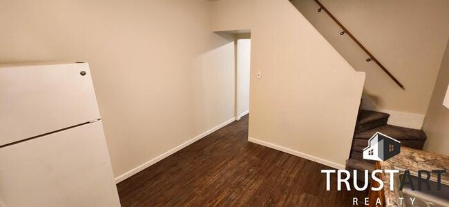 Foto del edificio - 3 bedroom house with backyard and basement.