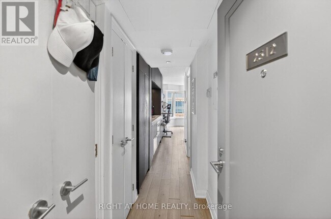 Photo du bâtiment - 155 Yorkville Ave
