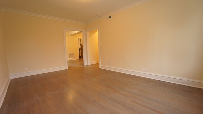 Foto del edificio - 2349 N Drake Ave