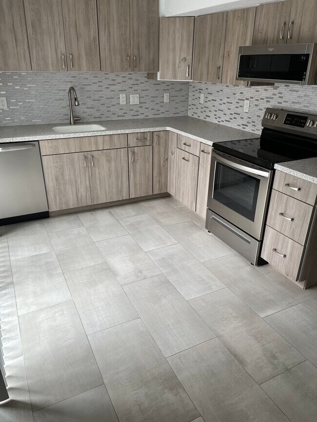 Building Photo - Remodelled 2/1 in Louisville, Modern Appliances and Finishes, Private Deck, Private Entry