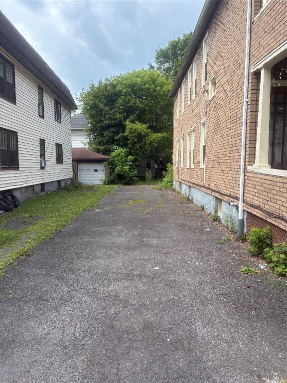 Building Photo - 37 Haendel St