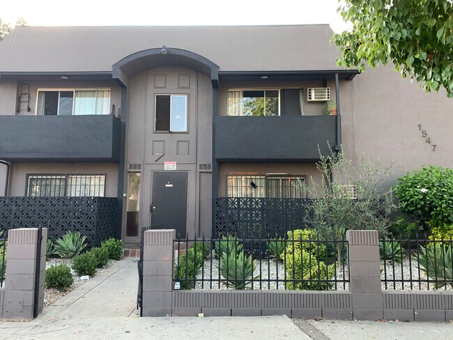 Foto del edificio - 1547 S St Andrews Pl