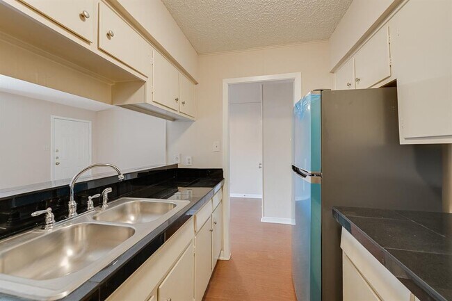 Foto del edificio - 610 W 51st St