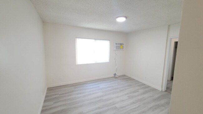Foto del edificio - 13115 Oxnard St, Los Angeles, CA 91401