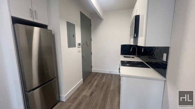 Building Photo - FRESHLY GUT RENOVATED LARGE 1 BEDROOM ROGE...