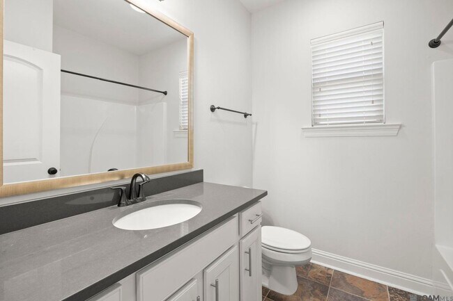 Foto del edificio - 471 Lake Breeze Dr