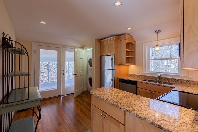 Building Photo - 20 Manor Dr
