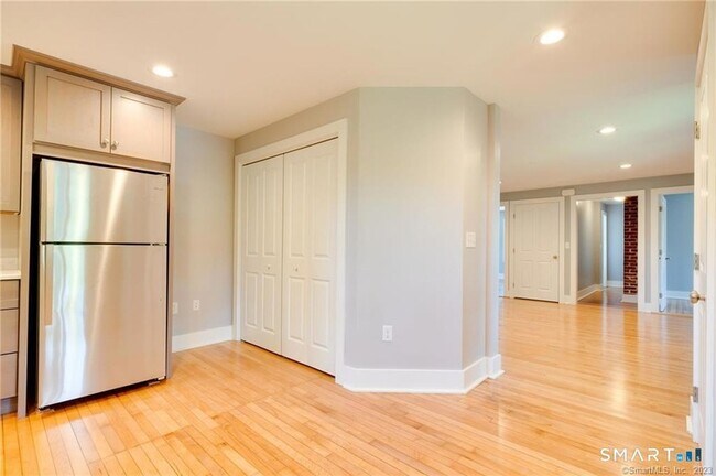 Foto del edificio - 157 River Rd