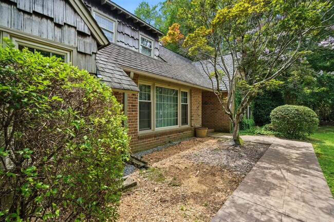 Foto del edificio - 1421 Lynn Rd