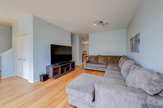 Building Photo - 2569 Waterbury Ln