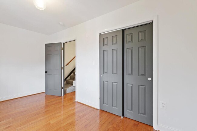 Building Photo - ROOM ONLY in 5-bed/3.5-bath Home