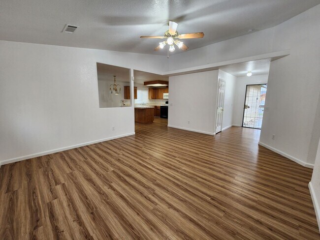 Foto del edificio - New Rent Special! Don't miss out! This hom...