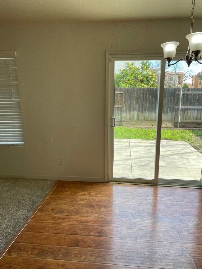 Building Photo - Move-in Ready!