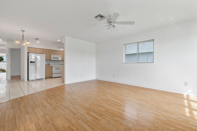 Foto del edificio - JK GNM4940 LLC 3218 &amp; 3220 SW 7th Pl *7.1