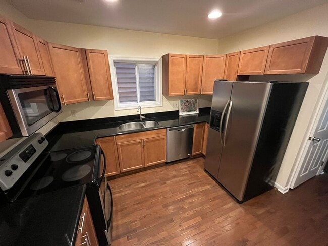 Building Photo - Charming 2 BR/1.5 BA EOG Townhome in Anaco...