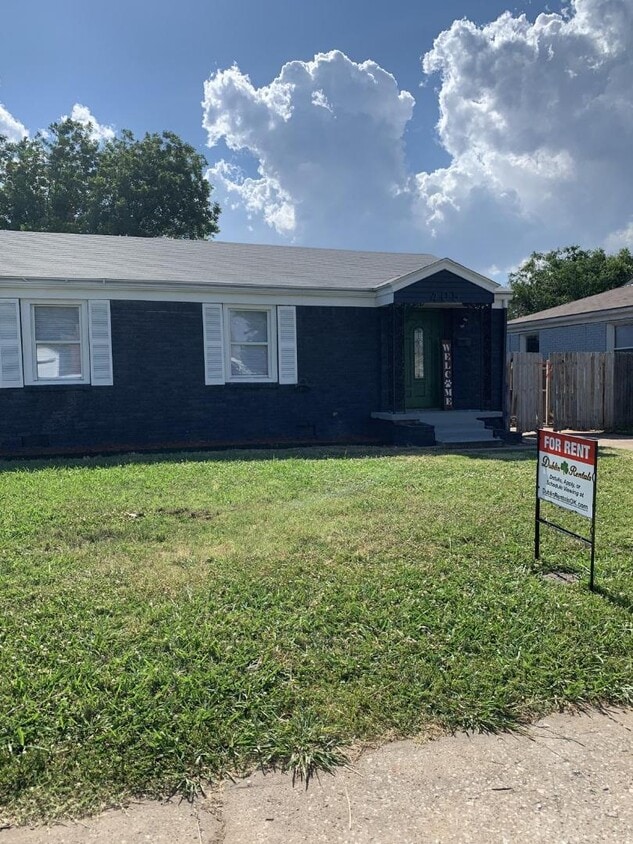 Photo - 405 E Rickenbacker Dr